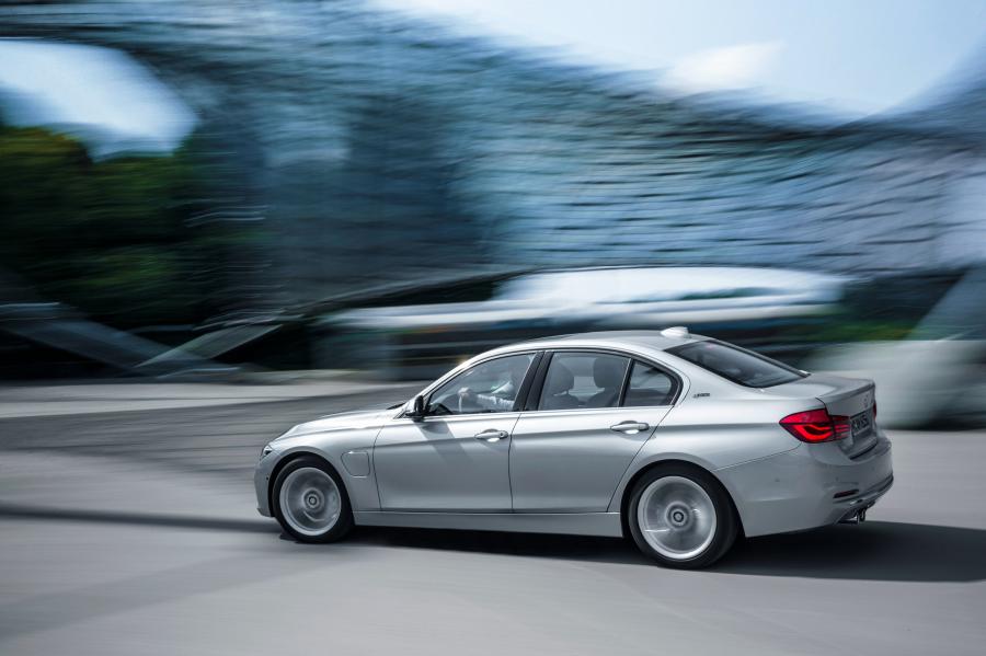  BMW 330e (F30) 2016 года  (WW) (фото 21 из 40)